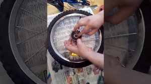 Сборка китайской задней втулки велосипедного колеса, одна звездочка и тормоз.