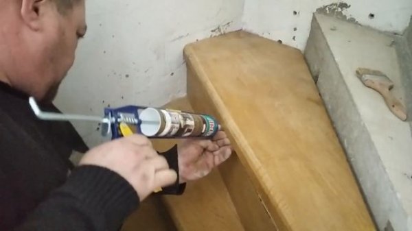 монтаж дубовых ступеней на бетонную лестницу