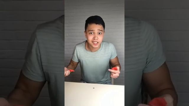 Кинул Воздушный Шарик 10.000 Иголок ! Подпишись ? смотреть онлайн