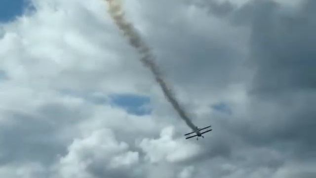 Dancing on wings: Wingwalking girls very close смотреть онлайн