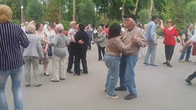 Харьков, танцы в парке;"Там, где потерялся голос твой" смотреть онлайн