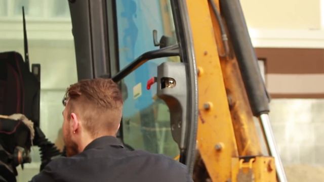 Экскаватор-погрузчик JCB 4СХ настолько классная техника, что ею может управлять даже хипстер смотреть онлайн