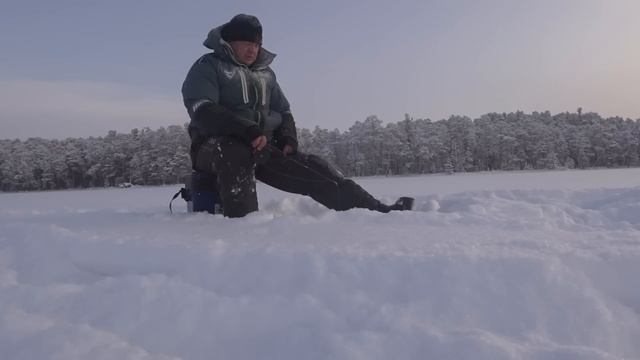 Рыбалка2023. Загибает кивок с первой лунки. смотреть онлайн