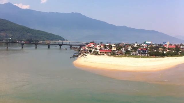 Vue Panoramique sur la baie de Lang Co (Vietnam) http://www.vietnam-unique.com/ смотреть онлайн