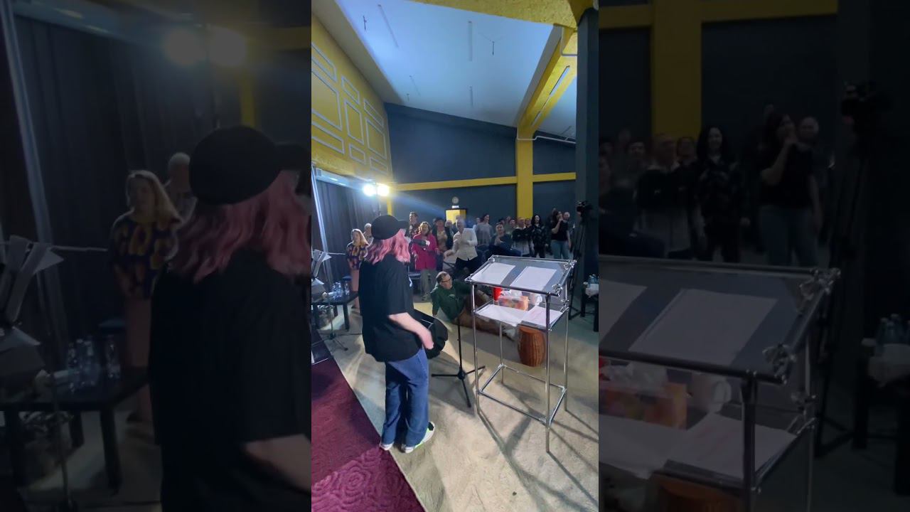 Славная атмосфера поклонения на конференции в Уфе смотреть онлайн