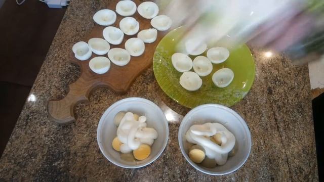 Фаршированные яйца с чесноком и красной икрой. смотреть онлайн