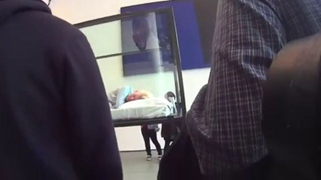 See actress Tilda Swinton encased in glass at New York's MoMA смотреть онлайн