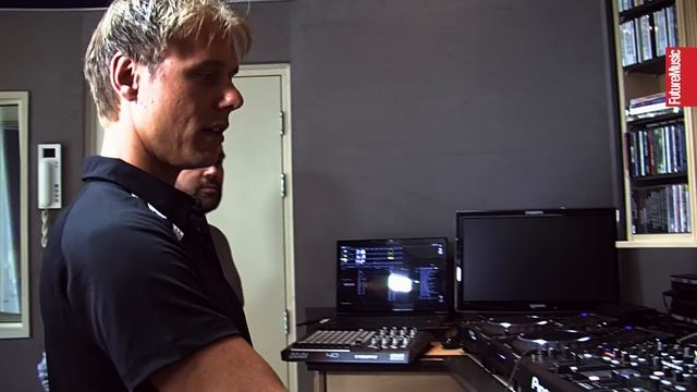Armin van Buuren - DJ setup explained смотреть онлайн