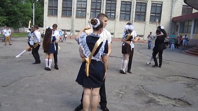 Последний звонок 29 05 2015 Вальс выпускников смотреть онлайн