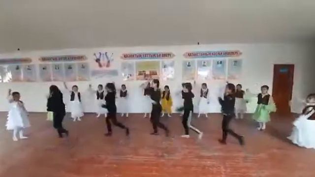 "Қамажай" биі / Заманауи үлгідегі қазақша би смотреть онлайн