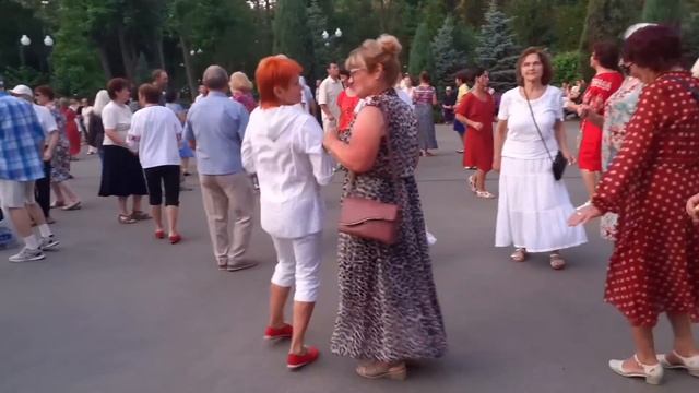 А ЛЕТО ЦВЕТА НЕБА! ТАНЦЫ В ПАРКЕ ГОРЬКОГО ХАРЬКОВ 2021 смотреть онлайн