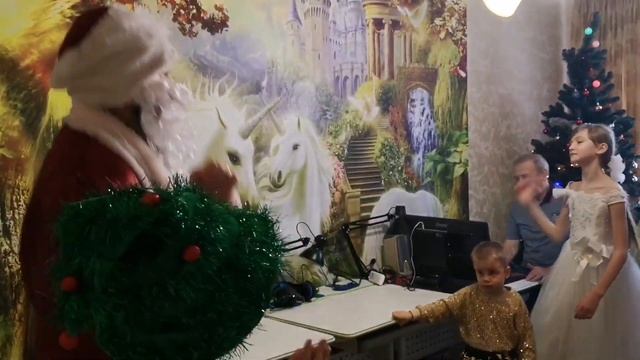 ДЕТИ УДИВИЛИ ДЕДА МОРОЗА | СОНЯ РАССКАЗЫВАЕТ СВОЙ ПЕРВЫЙ СТИХ НОВЫЙ ГОД 2021 смотреть онлайн