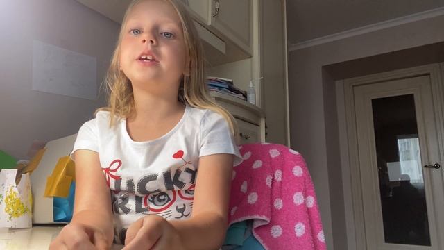 Блогер Милана - рассказываю сказку и пою песенку на английском. А вы так можете? смотреть онлайн