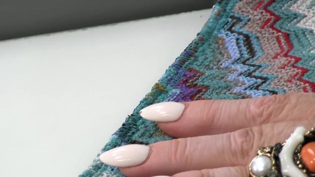 Свитер из вязаного трикотажа. Часть 3. Обработка боковых швов и окантовка низа. Секреты мастерства. смотреть онлайн