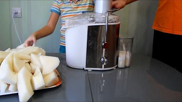 Жмем сок из дыни и из кожурок. смотреть онлайн