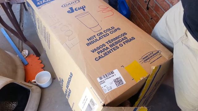 Mailman brings a strange package смотреть онлайн