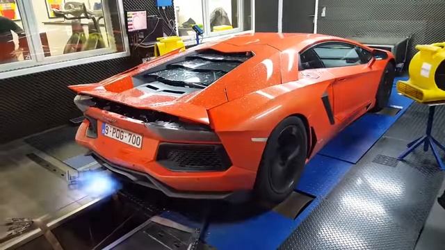 Как газует Lamborghini Aventador смотреть онлайн