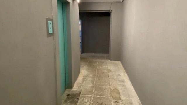 Мужчина собственными руками отремонтировал подъезд родного дома смотреть онлайн