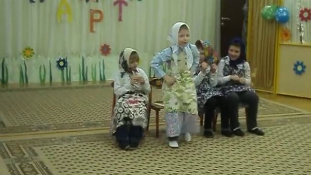 Утренник в детском саду)))) 8 марта))) мой брат танцует смотреть онлайн