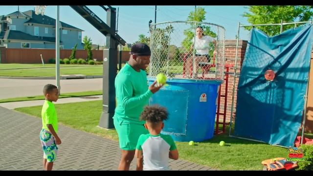 SPLASH DUNK TANK CHALLENGE, What Happens Next Is SHOCKING | The Prince Family Clubhouse смотреть онлайн