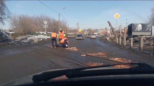 Ямы на дороге закладывают кирпичами смотреть онлайн
