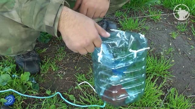 Как поймать рыбу без удочки. Ловушка для рыбы из бутылки. смотреть онлайн