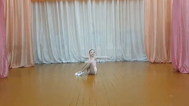 Диана Бадалова 9 лет СОШ№4 "Танец для любимой мамочке" смотреть онлайн