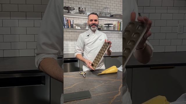 Pastry chef Dominique Ansel shows us how to bake madeleines. #pastry #madeleine #baking смотреть онлайн