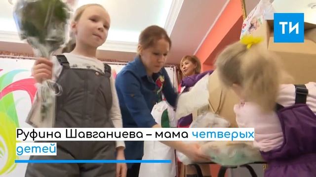 Первая мама в Татарстане получила коробку для новорожденного. Что туда входит? смотреть онлайн