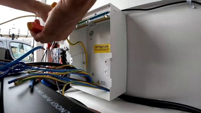 HOW TO WIRE UP A CAMPERVAN ELECTRICS WITH AN INVERTER ? смотреть онлайн