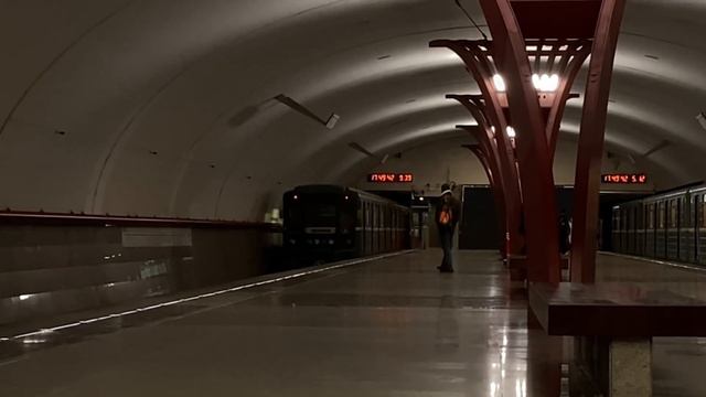 Станция «Алма-Атинская» Замоскворецкой линии метро. Электропоезда 81-714.5/717.5 «Номерной» смотреть онлайн