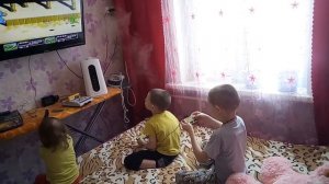 Дети играют в черепашки ниндзя на денди.