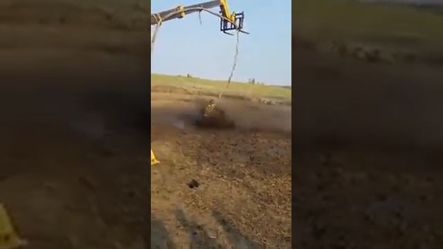 Пожарный на мощном шланге, выглядит как на родео смотреть онлайн