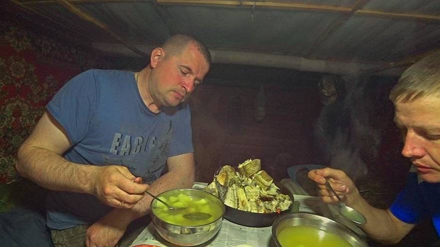 Живём в таёжной избушке! Двойная уха на костре! Отличный нож для рыбака, нож "РЫБАК"! смотреть онлайн