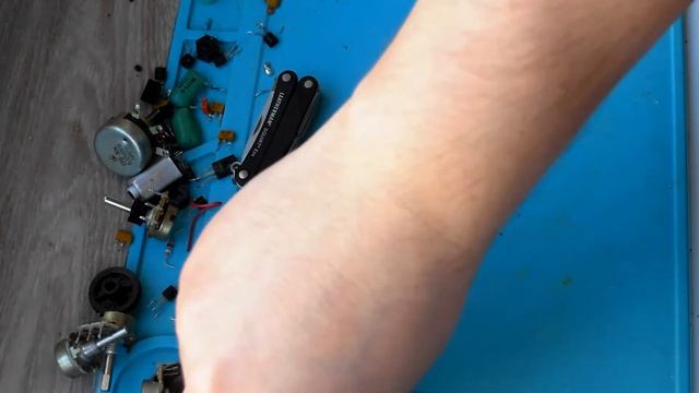 Замена кварца в китайских настольных часах для повышения точности хода часов смотреть онлайн