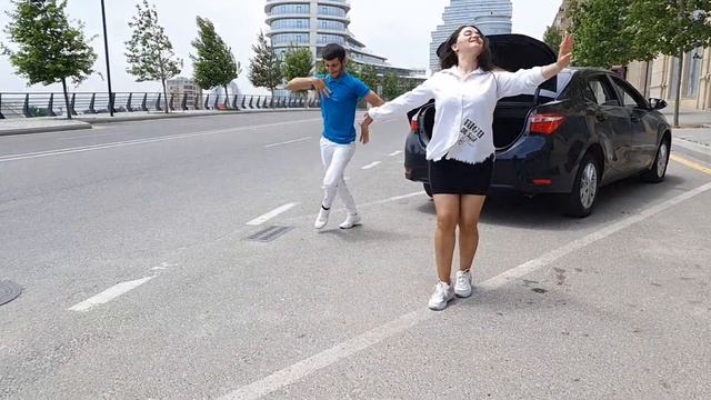 Скажи Хоть Слово Скажи Лезгинка 2021 Девушка Вульгарно Танцует С Парнями в Баку смотреть онлайн