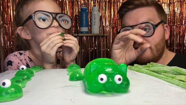 Mukbang GREEN Alien Food Space Jelly Pig, Edible Cactus, Edible Cups, Jelly Balls, Sour Straws смотреть онлайн