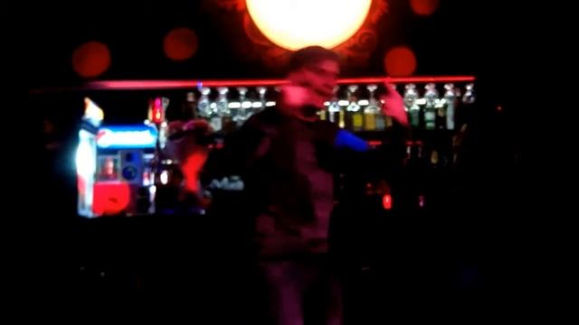 Парень классно танцует в клубе / Cool Guy Dancing смотреть онлайн
