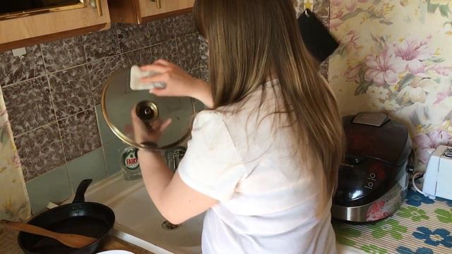 Видео-отзыв Fairy "Pure & Clean": моем одной каплей гору посуды. Хорошее средство для мытья посуды смотреть онлайн