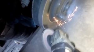 Как проточить тормозной диск на машине  ( снять кромки от выработки )