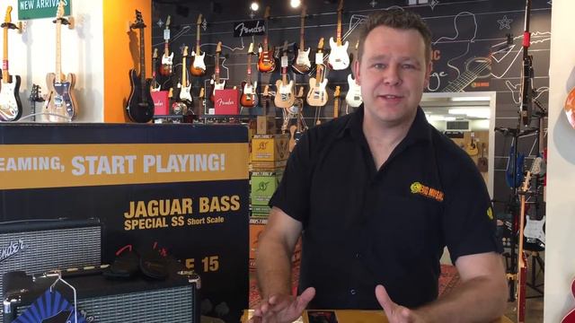 SQUIER | JAGUAR SHORT SCALE BASS PACK- RUMBLE 15 AMPLIFIER SUNBURST | UNBOXING смотреть онлайн