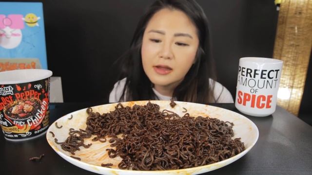DAEBAK GHOST PEPPER NOODLES CHALLENGE!! смотреть онлайн