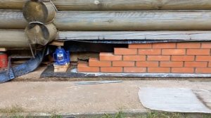 Кладу кирпичную кладку на низком фундаменте , вместо сгнивших нижних венцов сруба.