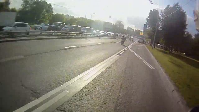 Электросамокат в потоке с мотоциклами. Ultra vs Moto смотреть онлайн
