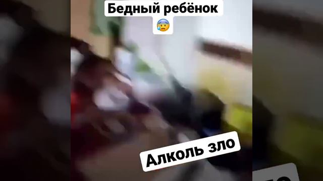 Треш-кадры их Екатеринбурга: пьяный муж бьёт мать, маленькая девочка с ножом пытается её защитить. смотреть онлайн