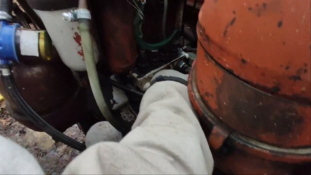 Кабриолет Т16 уходит под землю. Оставили трактор в поле. смотреть онлайн