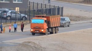 Грузовик Самосвал Камаз едет на стройку, чтобы загрузится видео.