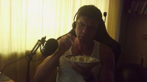 Эрик Датский АСМР ИТИНГ. Творог с бананом после тренировки + жевательный мармелад МИУ МИКС