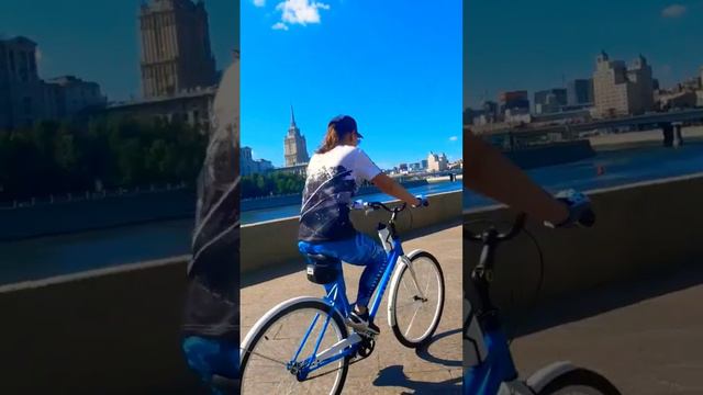 На велосипеде))) Очень позитивно)))#short