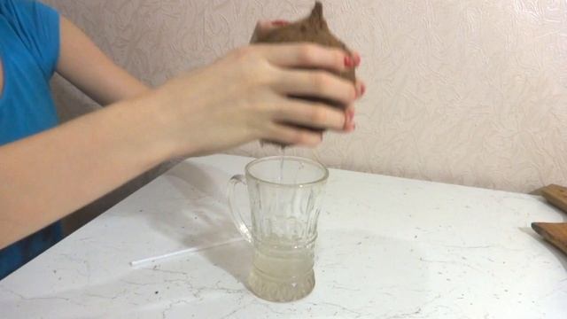 Как открыть кокос в домашних условиях? Правильно будет открыть молотком. Это легко, просто и быстро смотреть онлайн